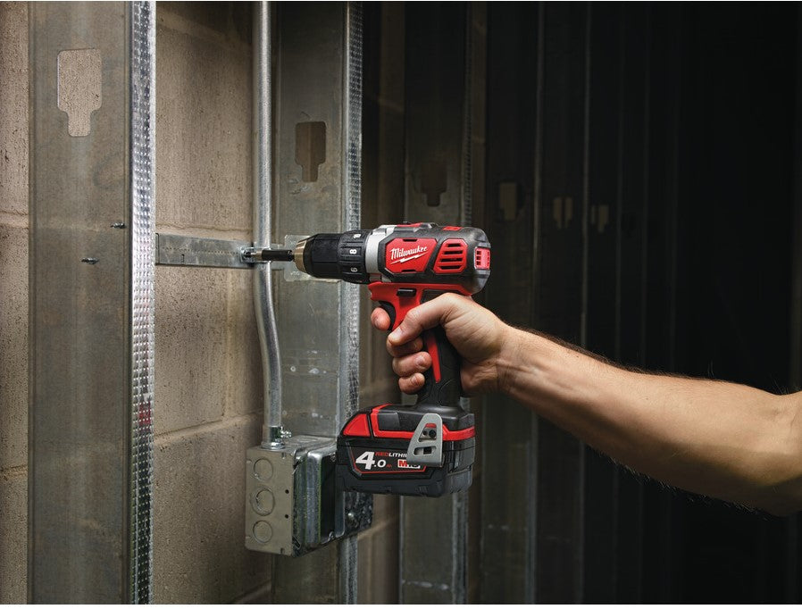 Milwaukee M18 BDD-402C Akku-Kompakt-Bohrschrauber 18 V 4,0 Ah Li-Ion M18™ im Koffer – 4933443565