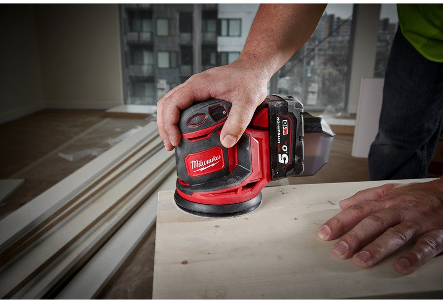 Milwaukee M18 BOS125-502B Accu Excentrische schuurmachine 125mm 18V 5.0Ah Li-Ion M18™ in tas - 4933464229