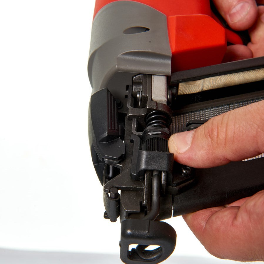 Milwaukee M18 CN15GA-0X Cordless Finishing Tacker 15GA 18V Loose Body M18 FUEL™ in HD-Box - 4933459633